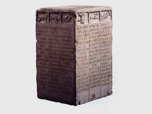 Fotografía de calendario romano esculpido en piedra